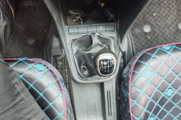 Used Skoda Rapid 2018 1.6L Manual Comfort Edition Gear Lever