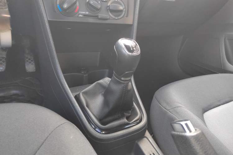Used Skoda Rapid 2018 1.6L Manual Standard Edition Gear Lever