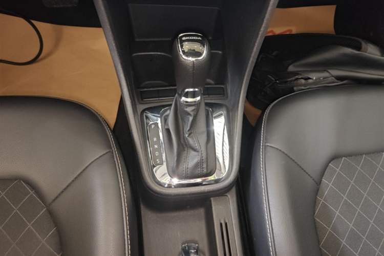 Used Skoda Rapid 2018 1.6L Automatic Comfort Edition Gear Lever