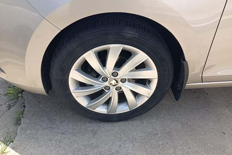 Used Skoda Rapid 2018 1.6L Automatic Comfort Edition Left Front Wheel Hub