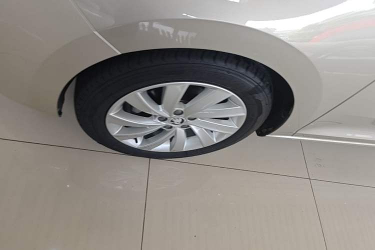 Used Skoda Rapid 2018 1.6L Automatic Comfort Edition Left Front Wheel Hub
