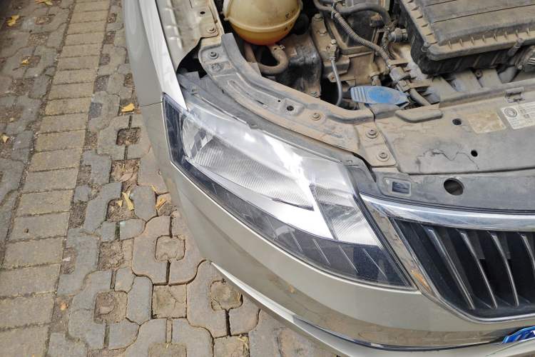 Used Skoda Rapid 2018 1.6L Manual Comfort Edition Right Front Headlight