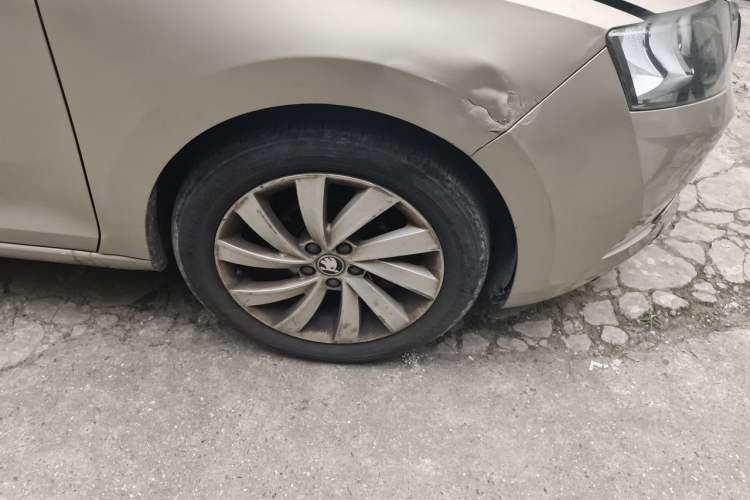 Used Skoda Rapid 2018 1.6L Manual Comfort Edition Right Front Wheel Hub