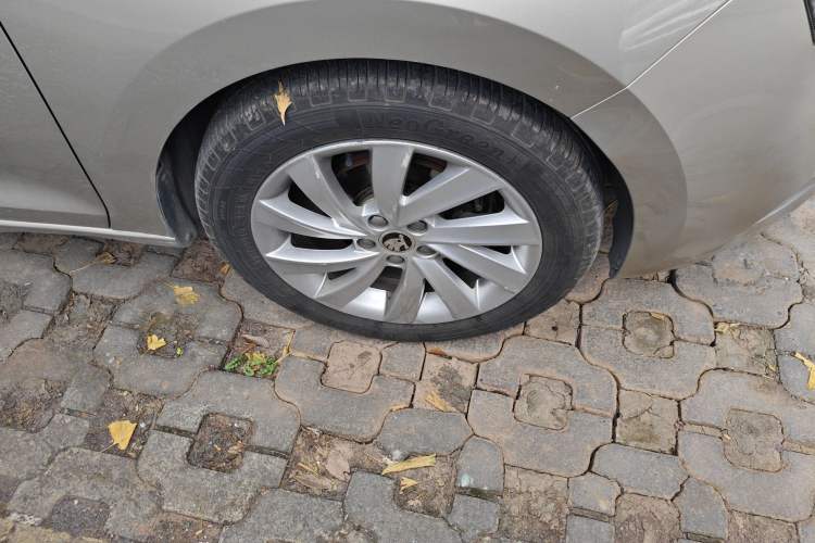 Used Skoda Rapid 2018 1.6L Manual Comfort Edition Right Front Wheel Hub