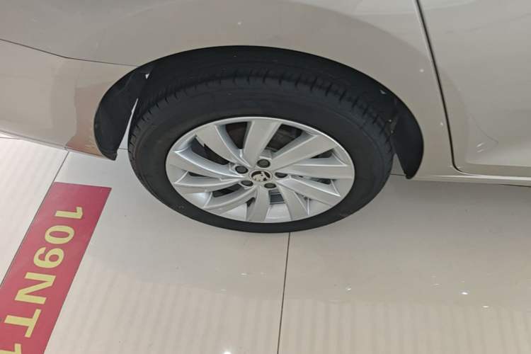Used Skoda Rapid 2018 1.6L Automatic Comfort Edition Right Rear Wheel Hub