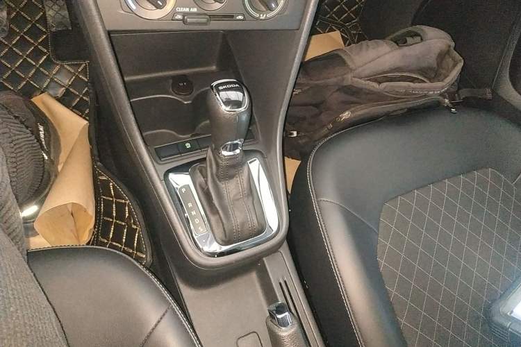 Used Skoda Rapid 2019 1.5L Automatic Comfort Edition China VI Standard Gear Lever