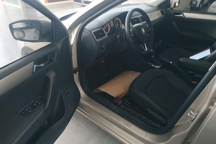 Used Skoda Rapid 2019 1.5L Automatic Comfort Edition China VI Standard Interior 3