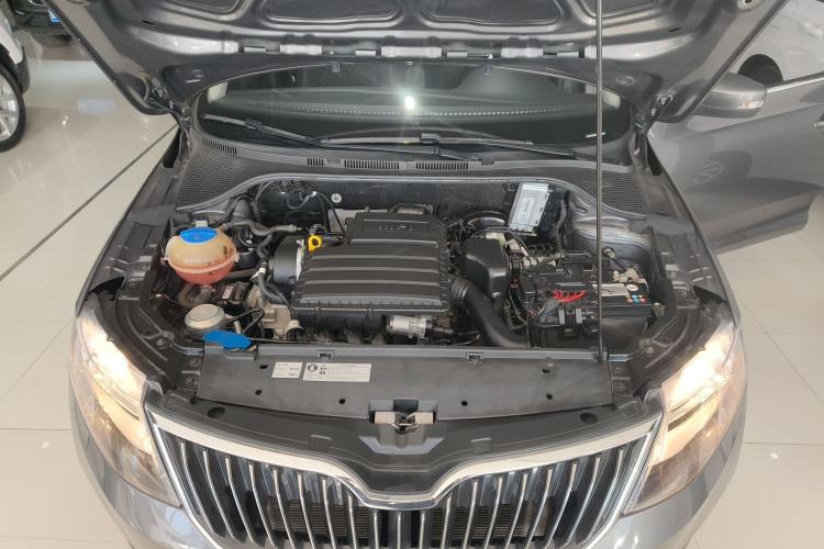Used Skoda Rapid 2019 1.5L Automatic Comfort Edition China VI Standard Engine Bay