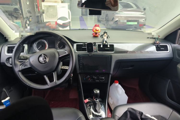 Used Skoda Rapid 2019 1.5L Automatic Comfort Edition China VI Standard Center Console