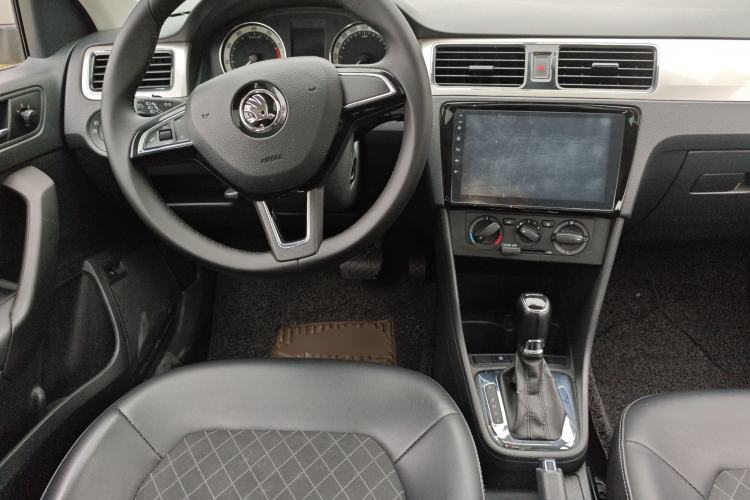 Used Skoda Rapid 2019 1.5L Automatic Comfort Edition China VI Standard Center Console