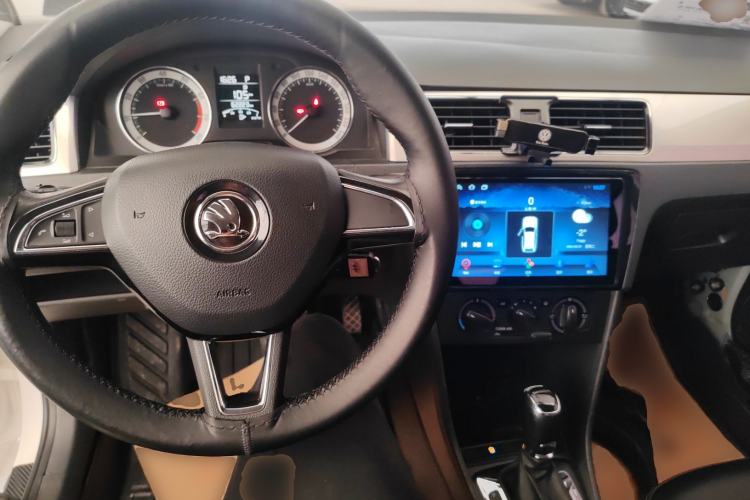 Used Skoda Rapid 2019 1.5L Automatic Comfort Edition China VI Standard Center Console