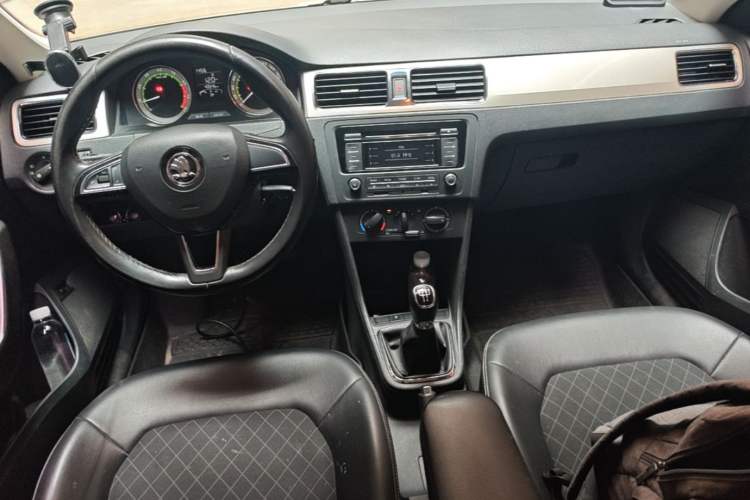 Used Skoda Rapid 2019 1.5L Manual Comfort Edition China VI Standard Center Console