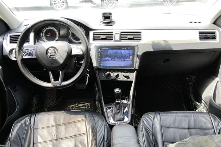 Used Skoda Rapid 2019 1.5L Automatic Comfort Edition China VI Standard Center Console