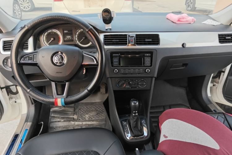 Used Skoda Rapid 2019 1.5L Automatic Comfort Edition China VI Standard Center Console
