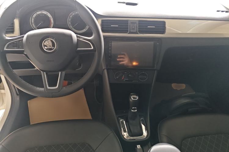 Used Skoda Rapid 2019 1.5L Automatic Comfort Edition China VI Standard Center Console