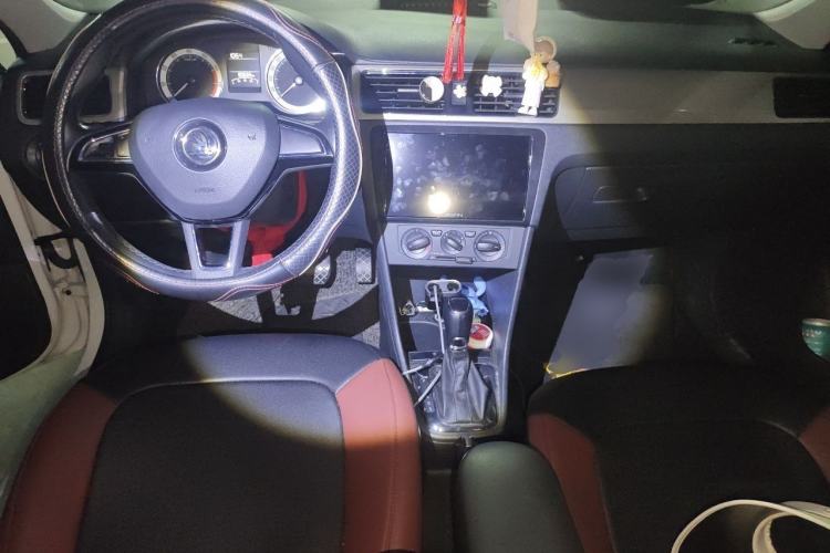 Used Skoda Rapid 2019 1.5L Automatic Comfort Edition China VI Standard Center Console