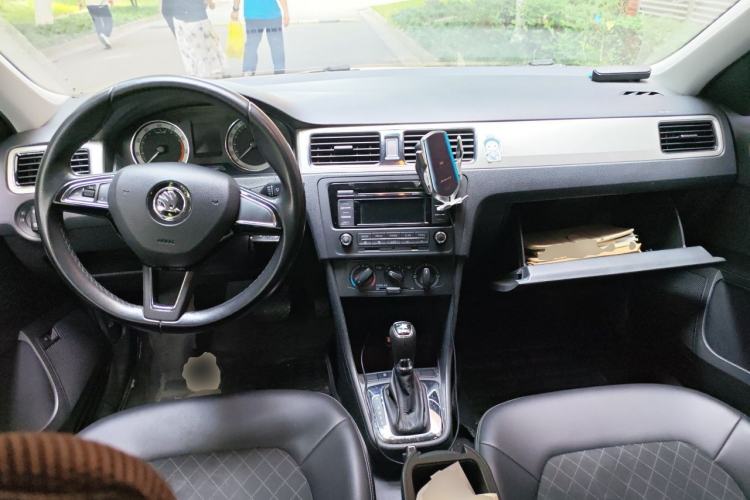 Used Skoda Rapid 2019 1.5L Automatic Comfort Edition China VI Standard Center Console