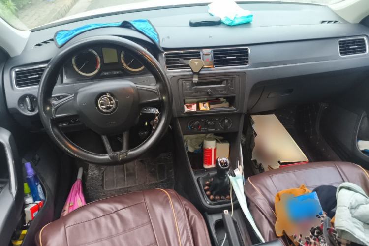 Used Skoda Rapid 2019 1.5L Manual Standard Edition Center Console