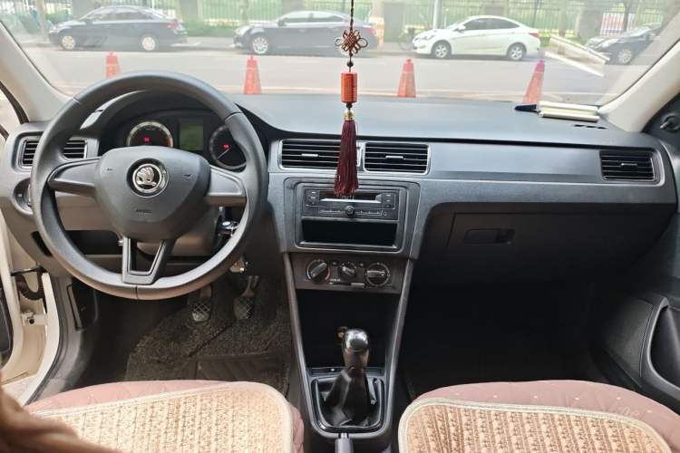 Used Skoda Rapid 2019 1.5L Manual Entry-Level Version Center Console