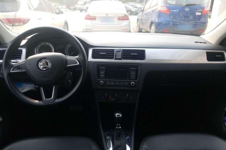 Used Skoda Rapid 2019 1.5L Automatic Comfort Edition China VI Standard Center Console
