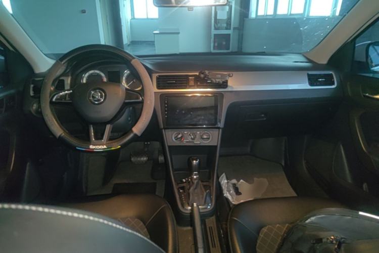 Used Skoda Rapid 2019 1.5L Automatic Comfort Edition China VI Standard Center Console