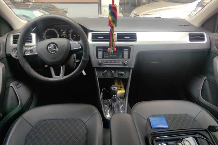 Used Skoda Rapid 2019 1.5L Automatic Comfort Edition China VI Standard Center Console