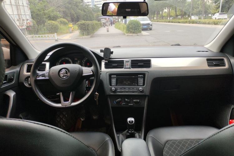 Used Skoda Rapid 2019 1.5L Manual Comfort Edition China VI Standard Center Console