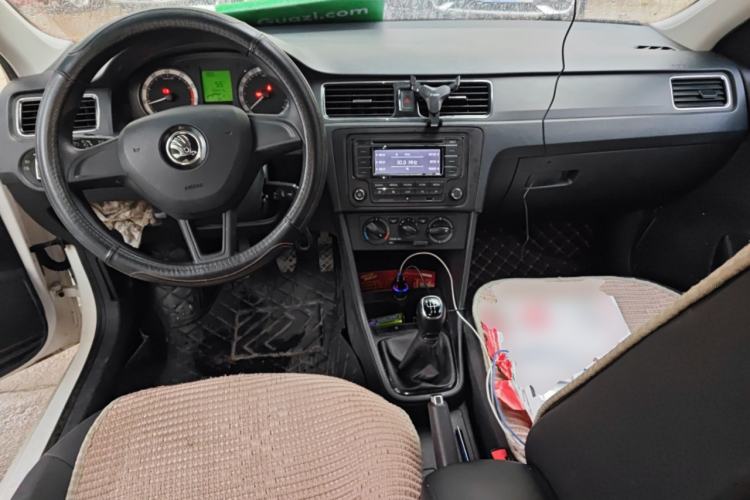 Used Skoda Rapid 2019 1.5L Manual Standard Edition Center Console
