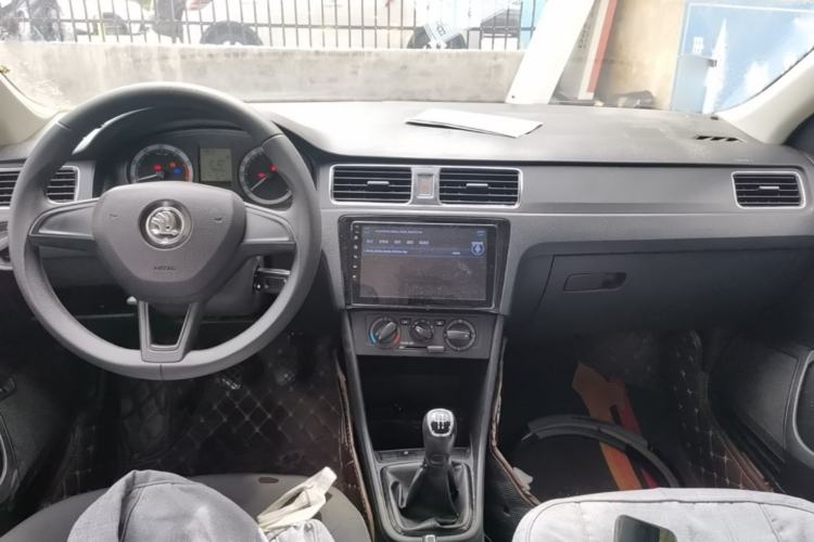 Used Skoda Rapid 2019 1.5L Manual Standard Edition Center Console