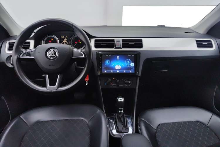 Used Skoda Rapid 2019 1.5L Automatic Comfort Edition China VI Standard Center Console