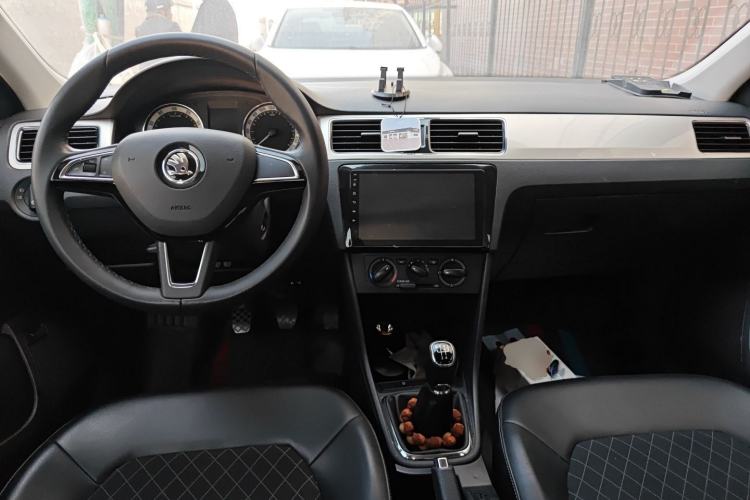 Used Skoda Rapid 2019 1.5L Manual Comfort Edition China VI Standard Center Console