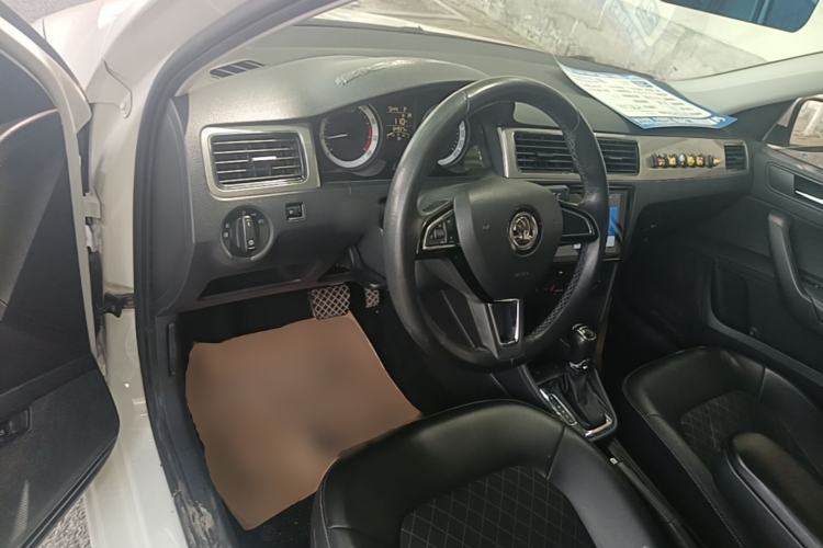 Used Skoda Rapid 2019 1.5L Automatic Comfort Edition China VI Standard Center Console