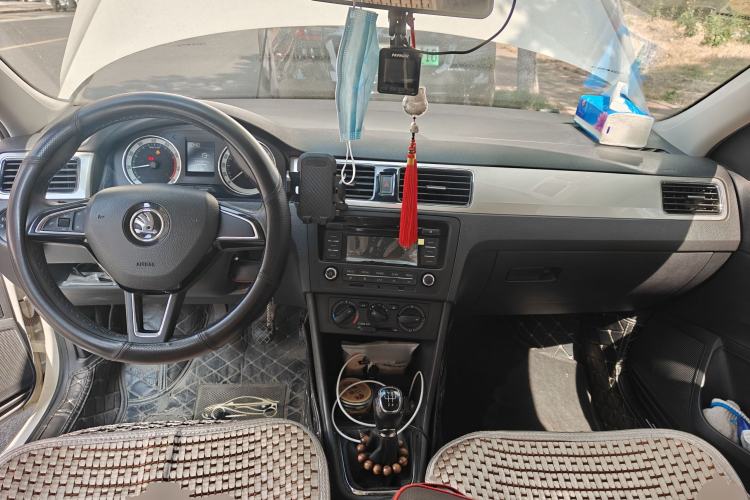 Used Skoda Rapid 2019 1.5L Manual Comfort Edition China VI Standard Center Console