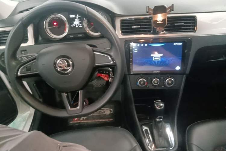 Used Skoda Rapid 2019 1.5L Automatic Comfort Edition China VI Standard Center Console