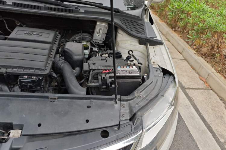 Used Skoda Rapid 2019 1.5L Automatic Comfort Edition China VI Standard Engine Bay Left