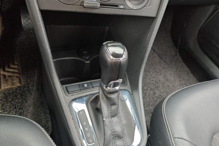 Used Skoda Rapid 2019 1.5L Automatic Comfort Edition China VI Standard Gear Lever
