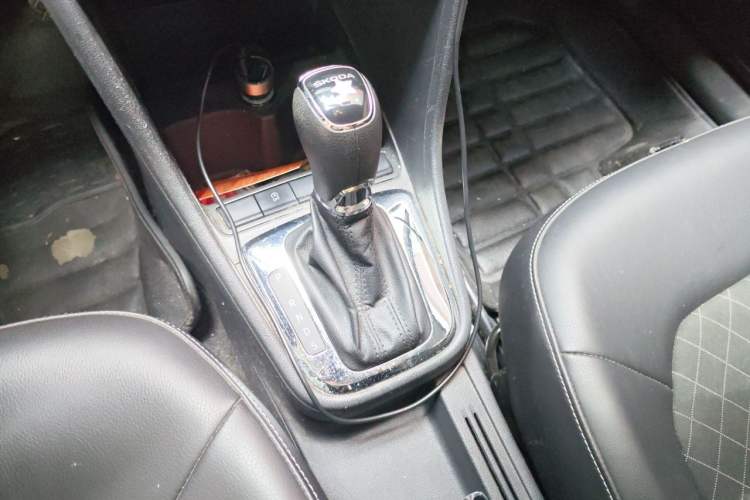Used Skoda Rapid 2019 1.5L Automatic Comfort Edition China VI Standard Gear Lever