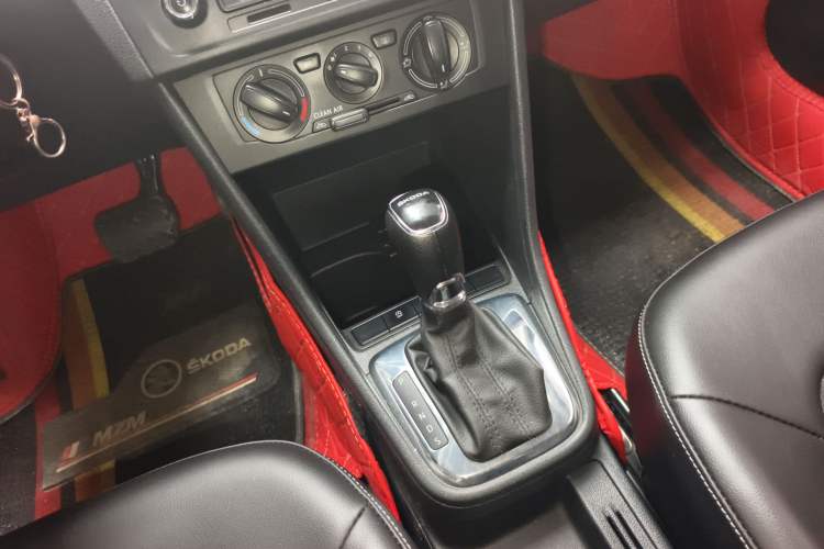 Used Skoda Rapid 2019 1.5L Automatic Comfort Edition China VI Standard Gear Lever