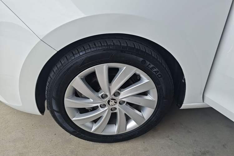 Used Skoda Rapid 2019 1.5L Automatic Comfort Edition China VI Standard Left Front Wheel Hub