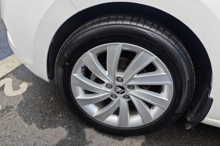 Used Skoda Rapid 2019 1.5L Manual Comfort Edition China VI Standard Left Front Wheel Hub