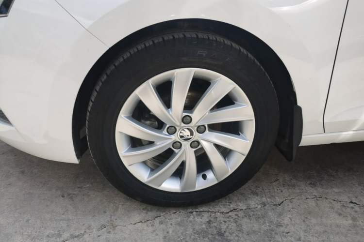 Used Skoda Rapid 2019 1.5L Manual Comfort Edition China VI Standard Left Front Wheel Hub