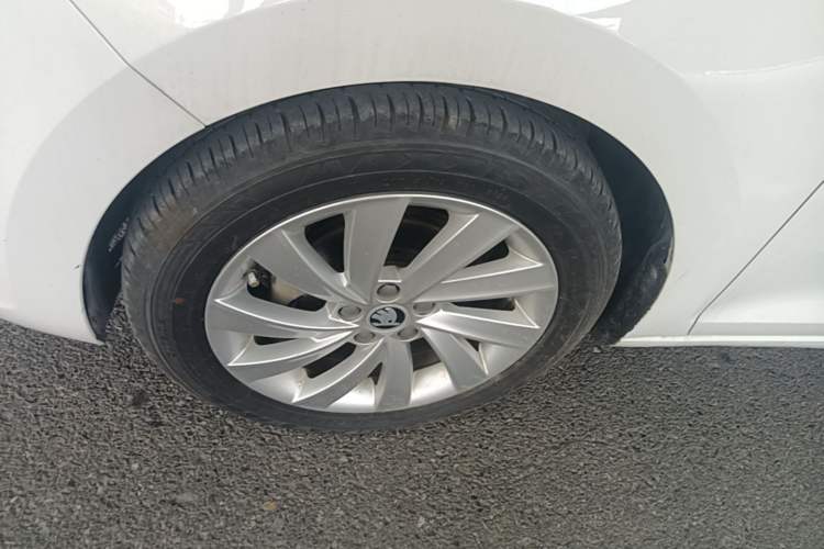 Used Skoda Rapid 2019 1.5L Automatic Comfort Edition China VI Standard Left Front Wheel Hub