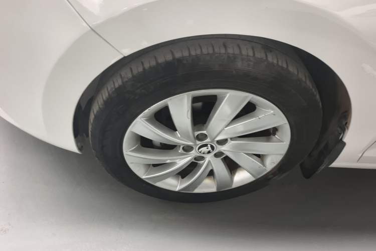 Used Skoda Rapid 2019 1.5L Automatic Comfort Edition China VI Standard Left Front Wheel Hub