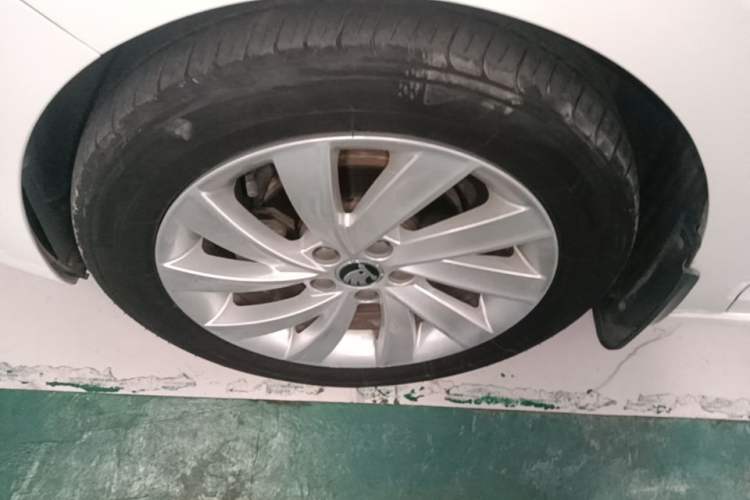 Used Skoda Rapid 2019 1.5L Automatic Comfort Edition China VI Standard Left Front Wheel Hub