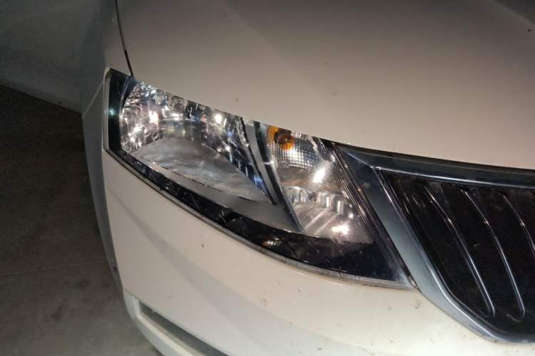 Used Skoda Rapid 2019 1.5L Manual Comfort Edition China VI Standard Right Front Headlight