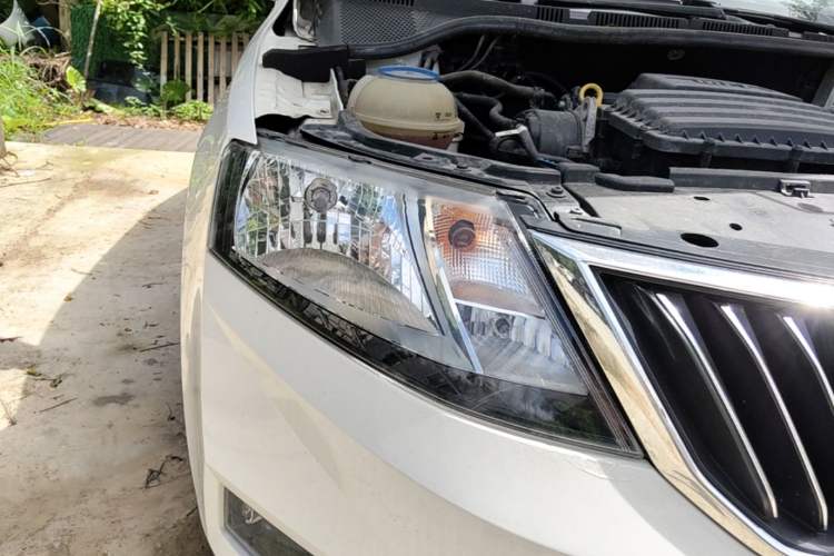 Used Skoda Rapid 2019 1.5L Automatic Comfort Edition China VI Standard Right Front Headlight