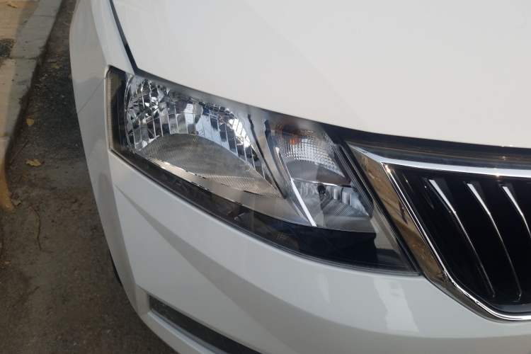 Used Skoda Rapid 2019 1.5L Automatic Comfort Edition China VI Standard Right Front Headlight
