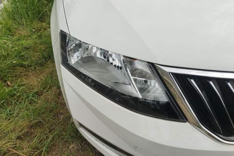 Used Skoda Rapid 2019 1.5L Manual Comfort Edition China VI Standard Right Front Headlight