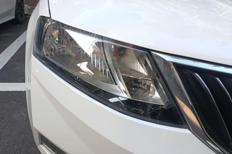 Used Skoda Rapid 2019 1.5L Automatic Comfort Edition China V Standard Right Front Headlight