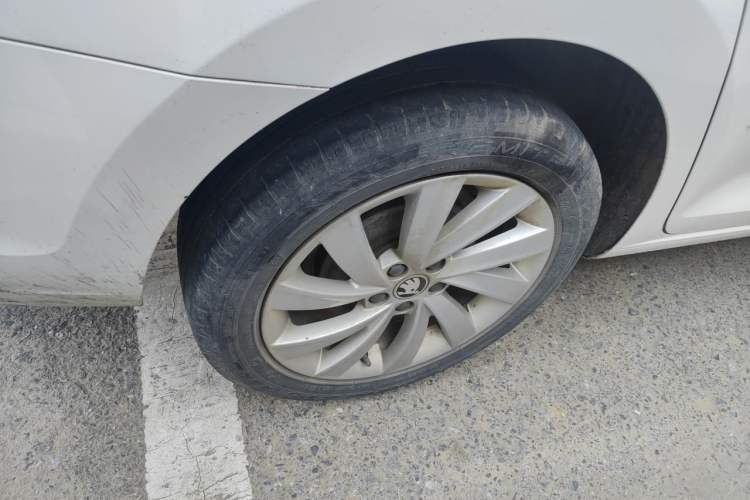 Used Skoda Rapid 2019 1.5L Manual Comfort Edition China VI Standard Right Front Wheel Hub